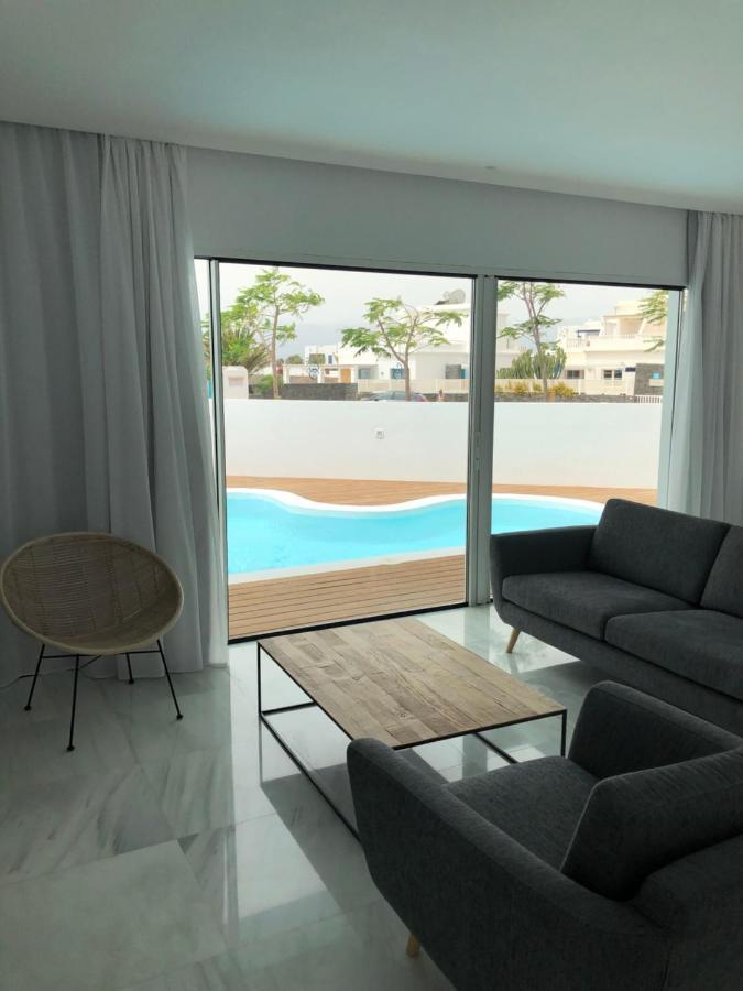 Calalanzarote Suites Hotel - Adults Only Playa Blanca  Exterior foto A living room with a view of a swimming pool